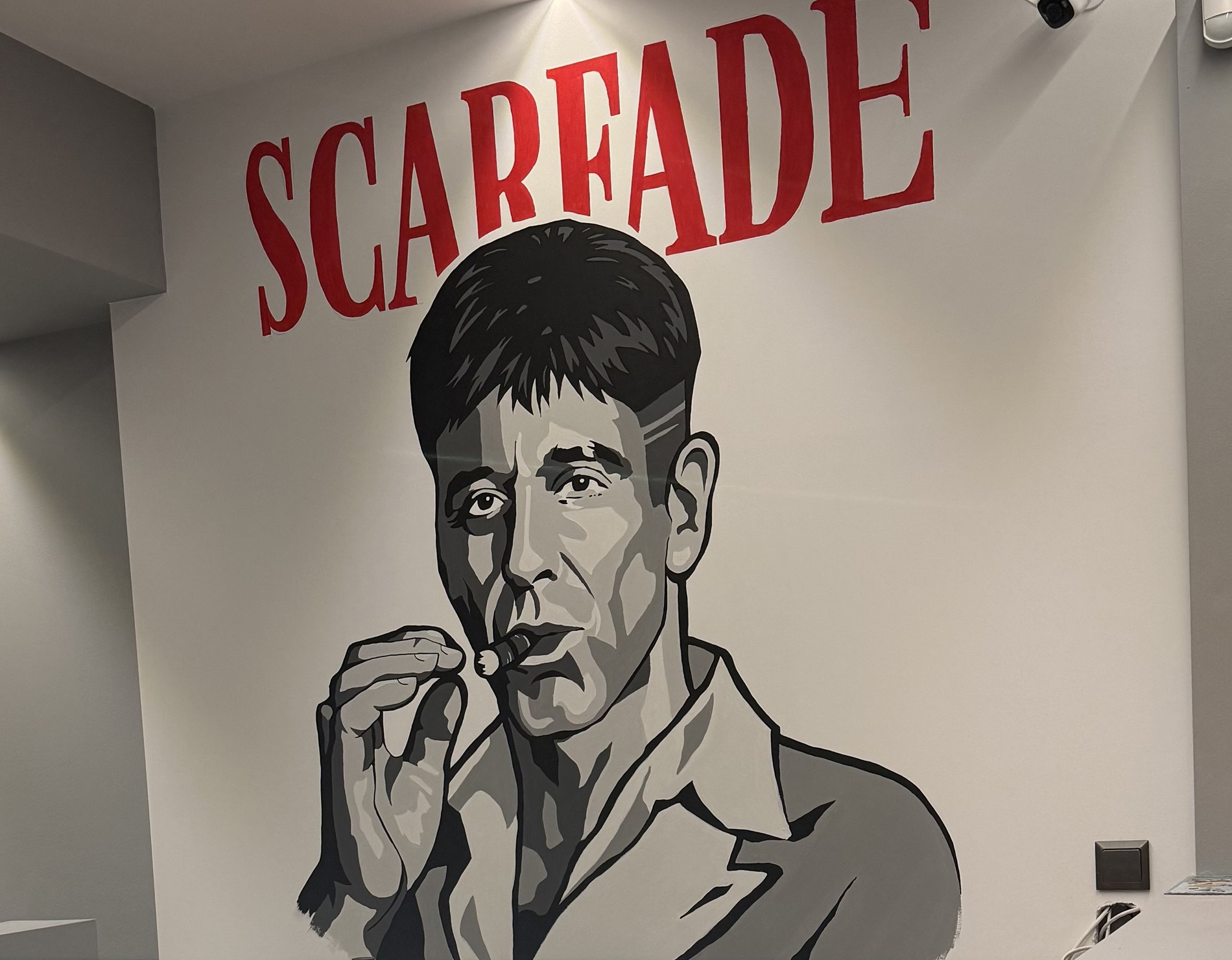 Ο ζωγραφισμένος τοίχος του Scarfade πάνω από τον πάγκο υποδοχής