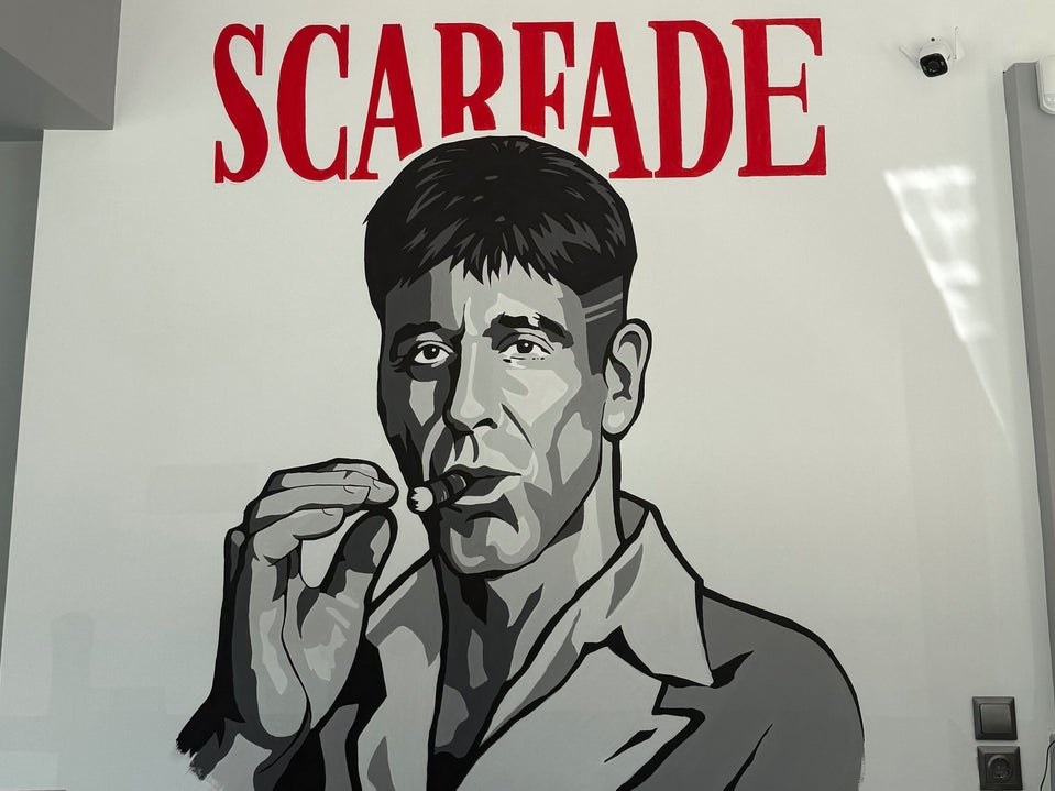 Ο ζωγραφισμένος τοίχος με το SCARFADE μέσα στο μαγαζί